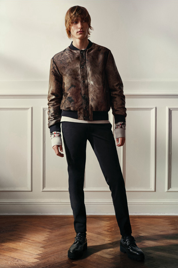 瑞典品牌Tiger of Sweden推出了2016秋冬广告大片，本季的系列男装集中于修身的剪裁与流畅的运动装。身材苗条的男模Tim Dibble在明暗的光线中，儒雅而神秘。双排扣夹克、条纹西装、印花针织衫，充满年轻的元素，为颇显沉寂的秋季时装界，添加色彩与活力。