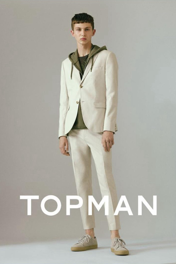 Topman延续了它90年代风格的魔力，再次将溜冰者的形象作为2016秋季必备服装的一部分。连帽衫与牛仔裤这些具有90年代特色的服装，带着颓废与懒散的感觉，张扬着90年代不同的个性。