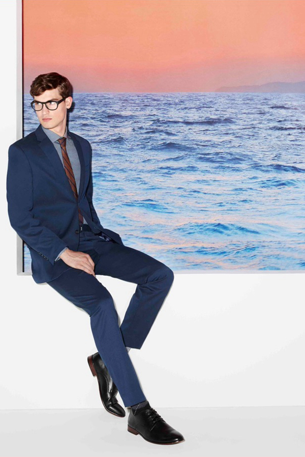 Perry Ellis推出2016秋冬广告大片，受到风景画的启发，平静的海景，不同的时刻变幻出不同的色调，简单却美好。服装上混合推出了运动装与西装，色彩采用蓝色与勃艮第酒红色，优雅而温暖。