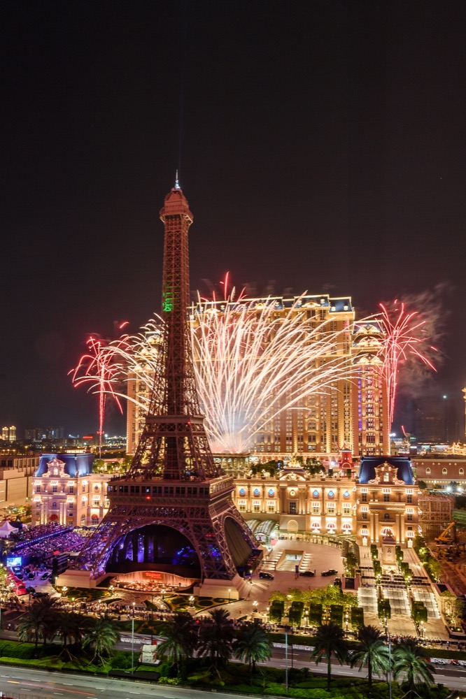 澳门金沙度假区最新项目澳门巴黎人于2016年9月13日在绚丽的烟火中盛大正式开幕。巴黎被誉为世上最浪漫的城市，并荣获全球数百万旅客投选为每年最喜爱的旅游目的地之一。到访澳门巴黎人，你将犹如置身于巴黎，感受此迷人城市最极致的度假及娱乐体验。澳门巴黎人拥有一系列综合度假设施，包括约3,000间酒店客房及套房，其中超过三分一的房间更坐拥巴黎铁塔景观，提供无可比拟的服务以迎合你的所需及所想。