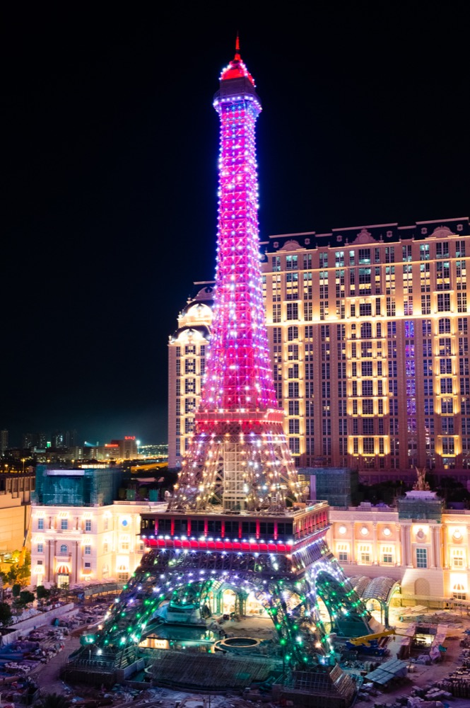 宛如一颗瑞璨夺目宝石的澳门巴黎人酒店，散发着独特的魅力与光芒，带着巴黎的时尚浪漫、艺术气息和迷人魅力而来。由即日起日至2017年2月28日，预订澳门巴黎人开幕住宿套票，价格由港币1,398元起，入住日期为2016年9月14日至2017年2月28日，包含：双人入住豪华大床客房、享用双人早餐或午餐、巴黎铁塔观景台入场券两张或Thriller Live（C区）门票两张 （Thriller Live门票之选项仅限于2016年9月30日至11月13日期间入住时使用。）、澳门巴黎人限量版开幕礼物一份。连续入住两晚即享以下额外优惠：澳门至香港单程金光飞航经济舱船票两张，或Q立方王国儿童地带入场门票两张，或澳门币200元餐饮购物券。