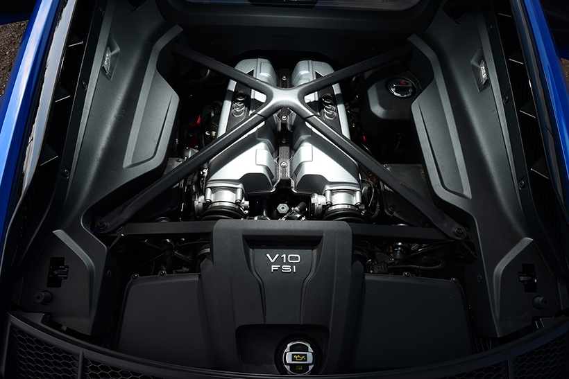 得益于减重的成果,输出540匹马力的5.2l fsi v10发动机能在3.