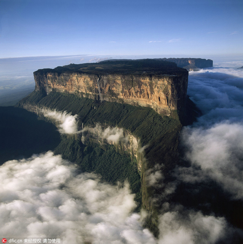罗赖马山它是南美洲北部帕卡赖马山脉的最高峰，位于巴西、委内瑞拉和圭亚那三国交界处。它是边缘陡峭、顶部平坦的桌状山地，它也是奥里诺科河系、亚马孙河系以及圭亚那的许多河流的发源地。还记得《飞屋环游记》中的天堂瀑布吗？这里就是它的原型。