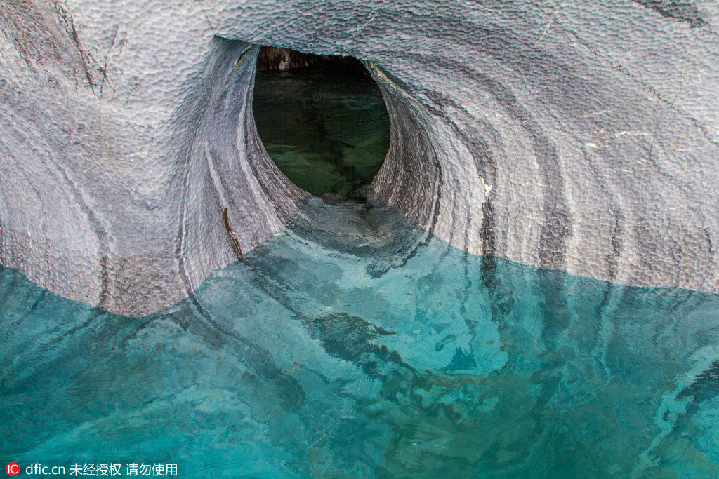 大自然的杰作，世界上最美的洞穴之一。这里就像一座地下宫殿，只能让一艘小船进入，石遭受到海水侵蚀后展现出一番惊奇的景象。