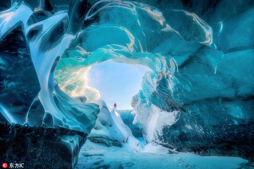 位于冰岛的这座蓝色的冰洞看起来就像是童话故事中的水晶王国，令人震撼。该冰洞约20年前被人发现，从那以后，冰洞不断融化，后逐渐变大，成了如今这般模样。若去冰洞游览时，正好赶上刚下的暴雪还没有消融，你可以目睹到更加令人赞叹的冰洞美景。
