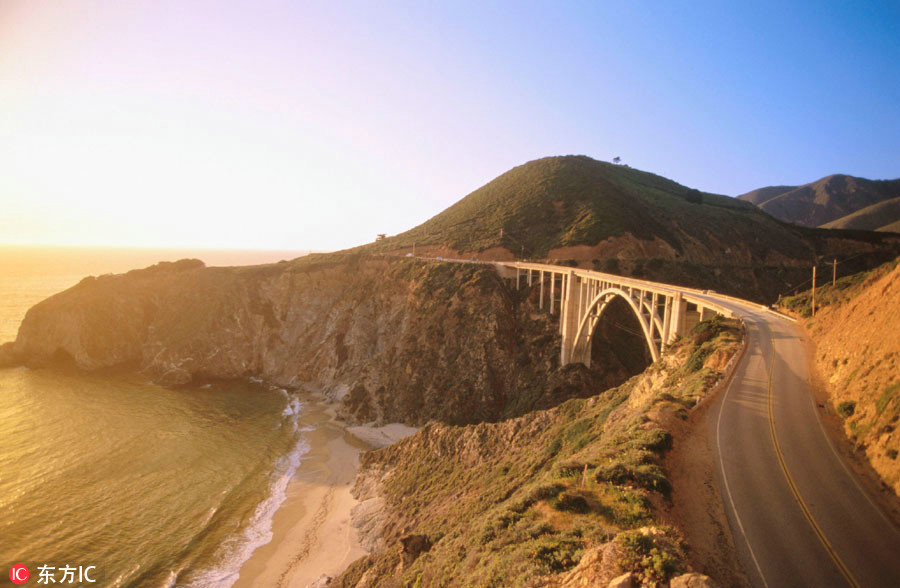 美国的加州一号公路（California's Pacific Coast Highway）因其沿途的峭壁与太平洋相结合的壮阔景观而闻名。一路上还有餐厅、海滩、及其他景点，专为游客设置。
