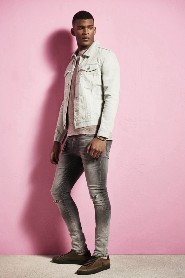 River Island推出2017春夏男装型录，整体色调选择了简约中性的色彩，淡雅而柔和，是日常出行的基础款。既有轻松的剪裁，也融合了随性的印花元素，和谐而轻松，又别具一格的日常风格，能够低调地成为街头焦点。