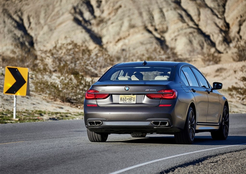 BMW M760Li xDrive 将 V12 涡轮增压发动机与 xDrive 智能全轮驱动系统结合，6.6 升 V12 双涡轮增压发动机拥有 448 千瓦（610 马力）最大功率和 800 牛米峰值扭矩。在8速 Steptronic 运动型手自一体变速箱和 xDrive 智能全轮驱动系统的协助下，能够实现 3.7 秒的百公里加速，这款车型也一跃成为宝马历史上加速最快的量产汽车。
