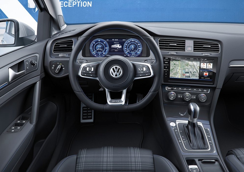 新车换装12.3英寸液晶显示器，中控台也因此被赋予了更多的科技感。在内部配置方面，小改款高尔夫7还将提供手势控制、自适应巡航、车道保持、自动泊车等一系列高科技配置。