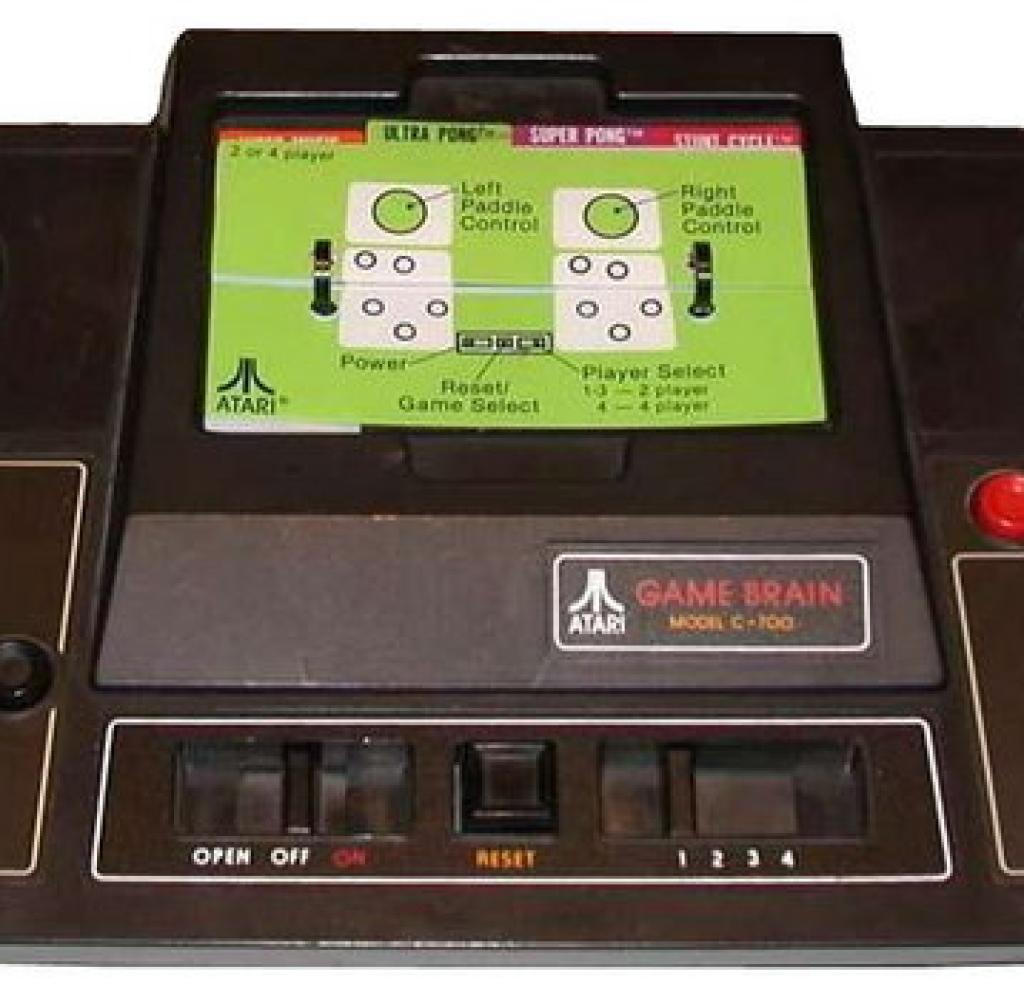 NO.1 Atari Game Brain
在1977年，游戏机刚刚发展了5年，当时市场上大部分的游戏机都是单一的内置游戏设计，只能玩固定的游戏，无法更换游戏。Atari Game Brain的出现打破了这个局面，可以说是第一款可以更换媒介的游戏机。虽然具有很大的历史意义，但是由于制作成本很昂贵，所以并没有上市，只能遗憾留在历史的记忆中。
