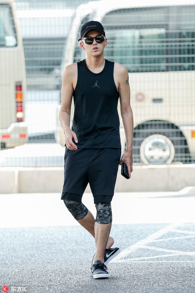 吴亦凡airjordan背心迷彩运动裤阳光帅气nike运动鞋棒球帽低调随性