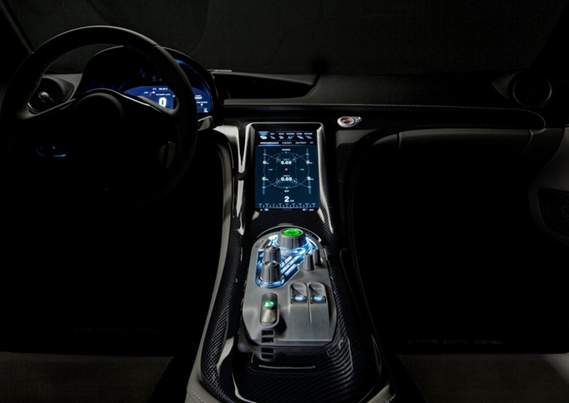 Rimac Concept One内饰设计前卫，中控台大面积采用皮质与碳纤维材料包裹，并配有大尺寸液晶显示屏幕，车辆状态以及其他重要信息均通过该屏幕进行显示。