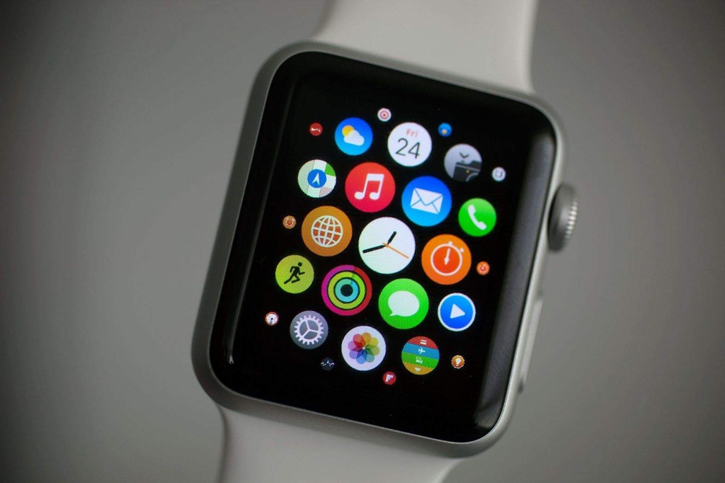 NO.6 Apple Watch
Apple Watch是一款便于携带的音乐播放器，特别是在运动的时候，可以通过蓝牙等方式传输音乐，共享iOS生态系统。
参考价格：279美元起（约合人民币1880元）

