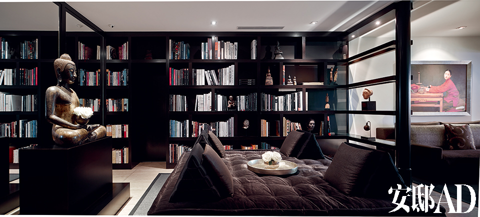 书房中拥有大面积的带靠背坐卧两用沙发，因此成了一家人经常聚集的地方。