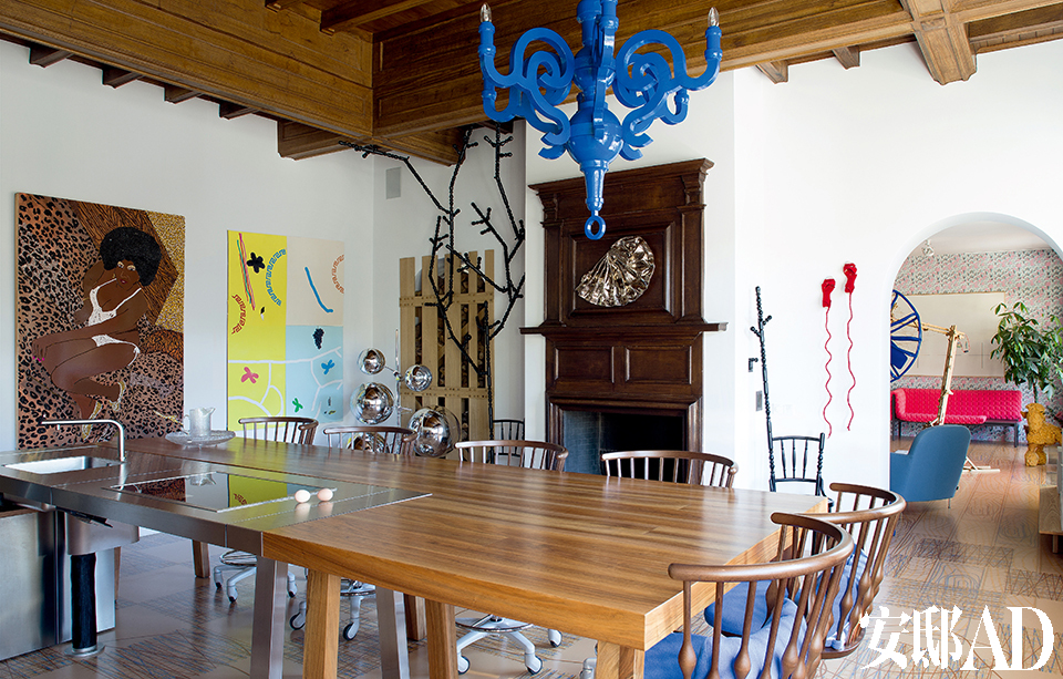 在开放式厨房内，蓝色纸质吊灯是荷兰设计组合Studio Job为Moooi设计的作品。大桌子由Studio Makkink & Bey出品。椅子Nub是西班牙设计师Patricia Urquiola为Andreu World设计的，由Studio Makkink & Bey特别定制为滑轮椅。对面靠墙放着荷兰设计师Sjoerd Vroonland设计的椅子Extension Chair，兼具座椅和衣帽架功能。镜面球体灯具则是英国设计师Tom Dixon的作品。