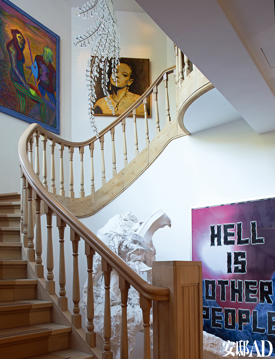 蜿蜒的楼梯恰好用来展示大件艺术收藏，造型古典的楼梯也中和了空间里当代艺术的强大张力。Studio Makkink & Bey在原有楼梯的基础
上做了重新设计。一层的雕塑是比利时艺术家Peter Rogiers的White Trash II ，墙上的画作Hell is Other People 出自英国艺术家Mark Titchner。楼梯上的玻璃吊灯Phonix是荷兰设计师Hans van Bentem的作品。楼梯左边墙上的画作The Fauves 则来自加拿大艺术家Steven Shearer。