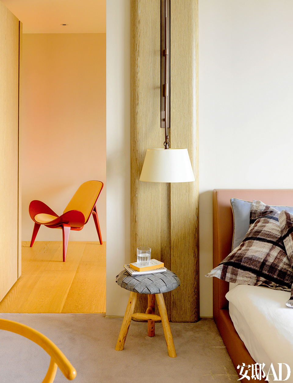 “很多设计师设计自己家时，会加入非常强烈的风格，我却有意避免这种情况。”木头、皮革和各种织物使得卧室的色调柔和而舒适。卧室外放着一把由丹麦设计师Hans J. Wegner设计的三角贝壳椅。