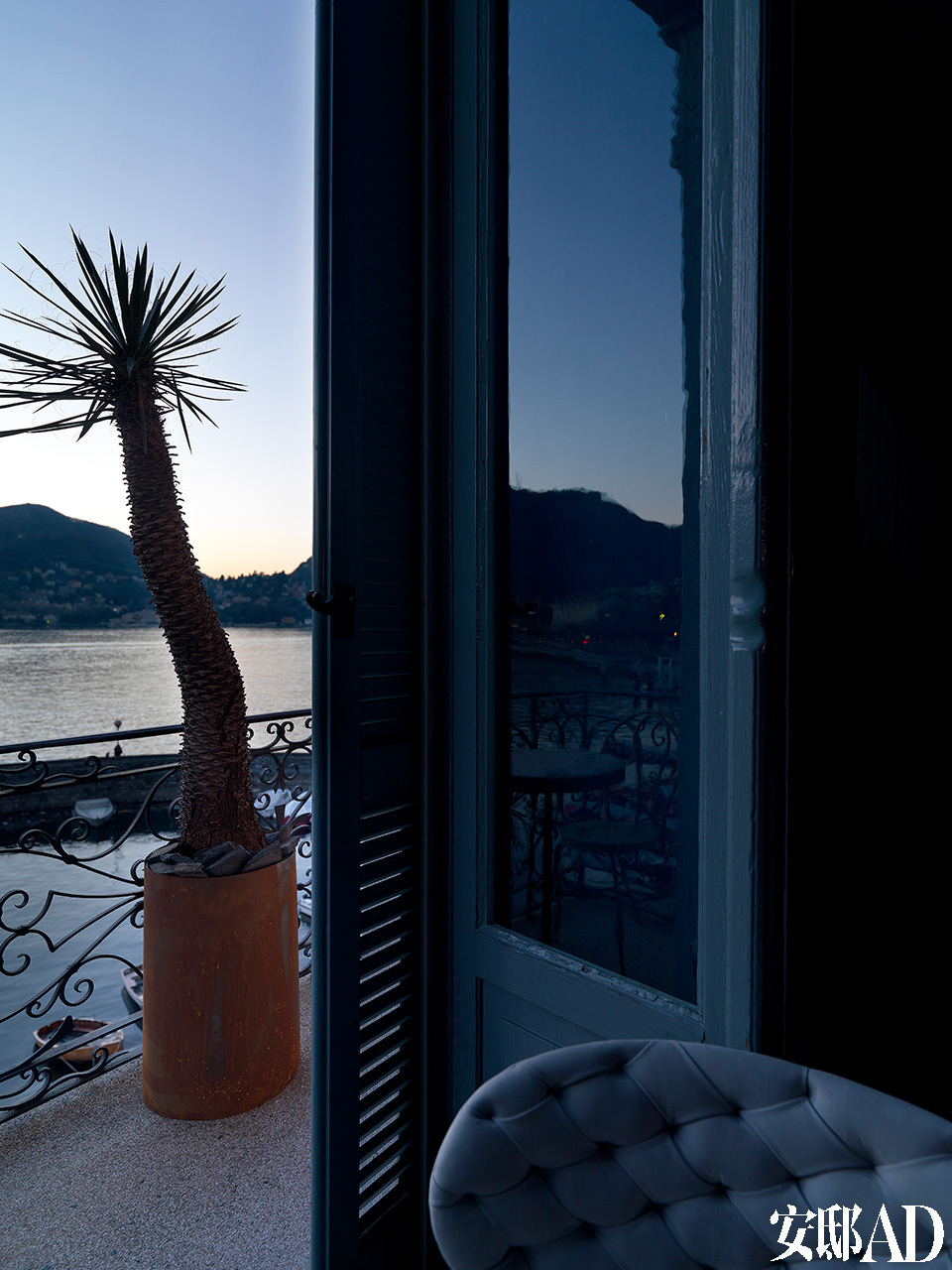 从小露台可以看到科莫湖上美丽的落日，这是设计师Stefano Guidotti一天中最爱的时光，落日的余晖像一道带有魔力的光芒，笼罩着整个房间。阳台上的仙人掌盆栽来自于Figli dei Fiori|Como。