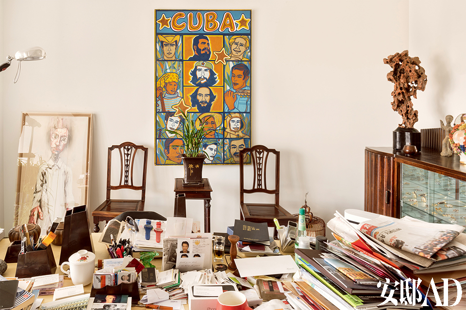 “视觉美感一定是第一位的，不管东方西方、古代当代，任意混搭都可以。”书房里，地上有一幅曾梵志的油画，墙上挂着古巴艺术家Martinez的“古巴”油画，右边桌上有古巴艺术家Mentive的“鸟人”雕塑，中间是一套20世纪30年代老上海红木椅。