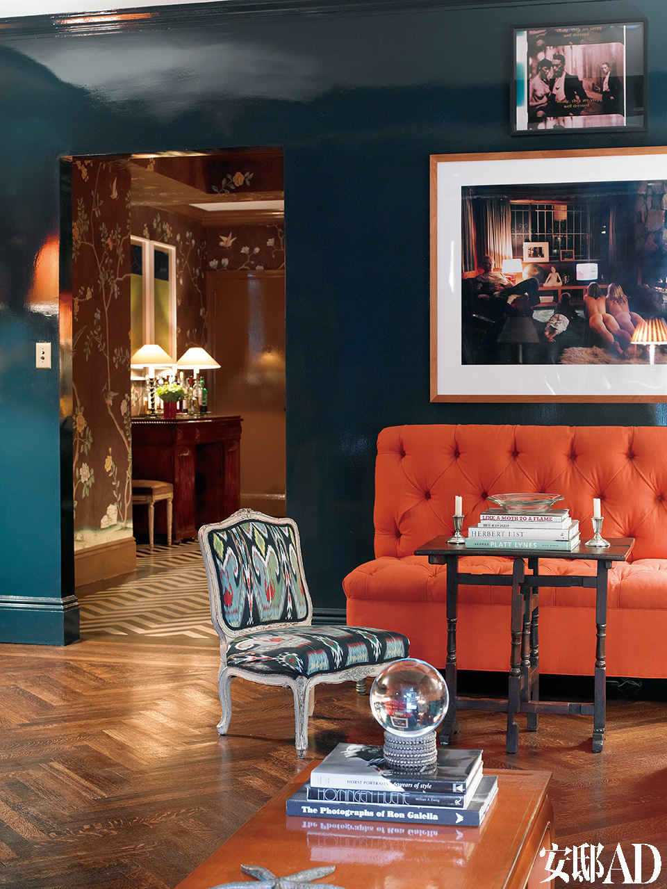 墙面底色是荷兰画坛巨匠弗美 尔最钟意的群青色，沙发面料为纱线扎染布，设计师为椅子重新换了面料。墙上挂着著名女摄影师特尔尼∙ 吉伦(Tierney Gearon)的作品。