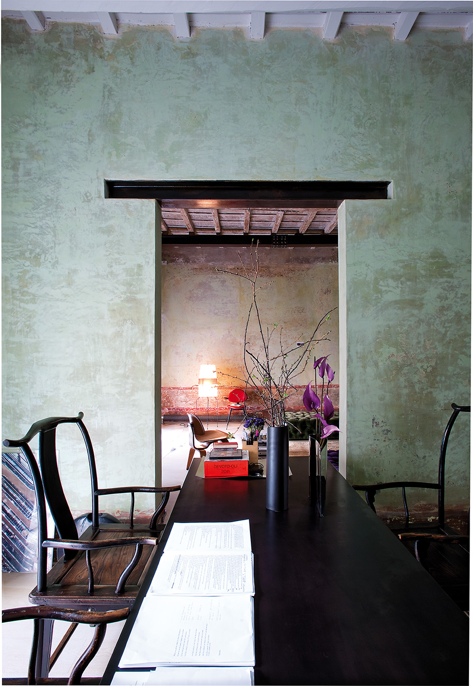 书房里，古董木质扶手椅来自中国，黑色漆木桌来自Massimiliano e DorianaFuksas；桌上的花瓶则由Elisa的母亲Doriana设计。