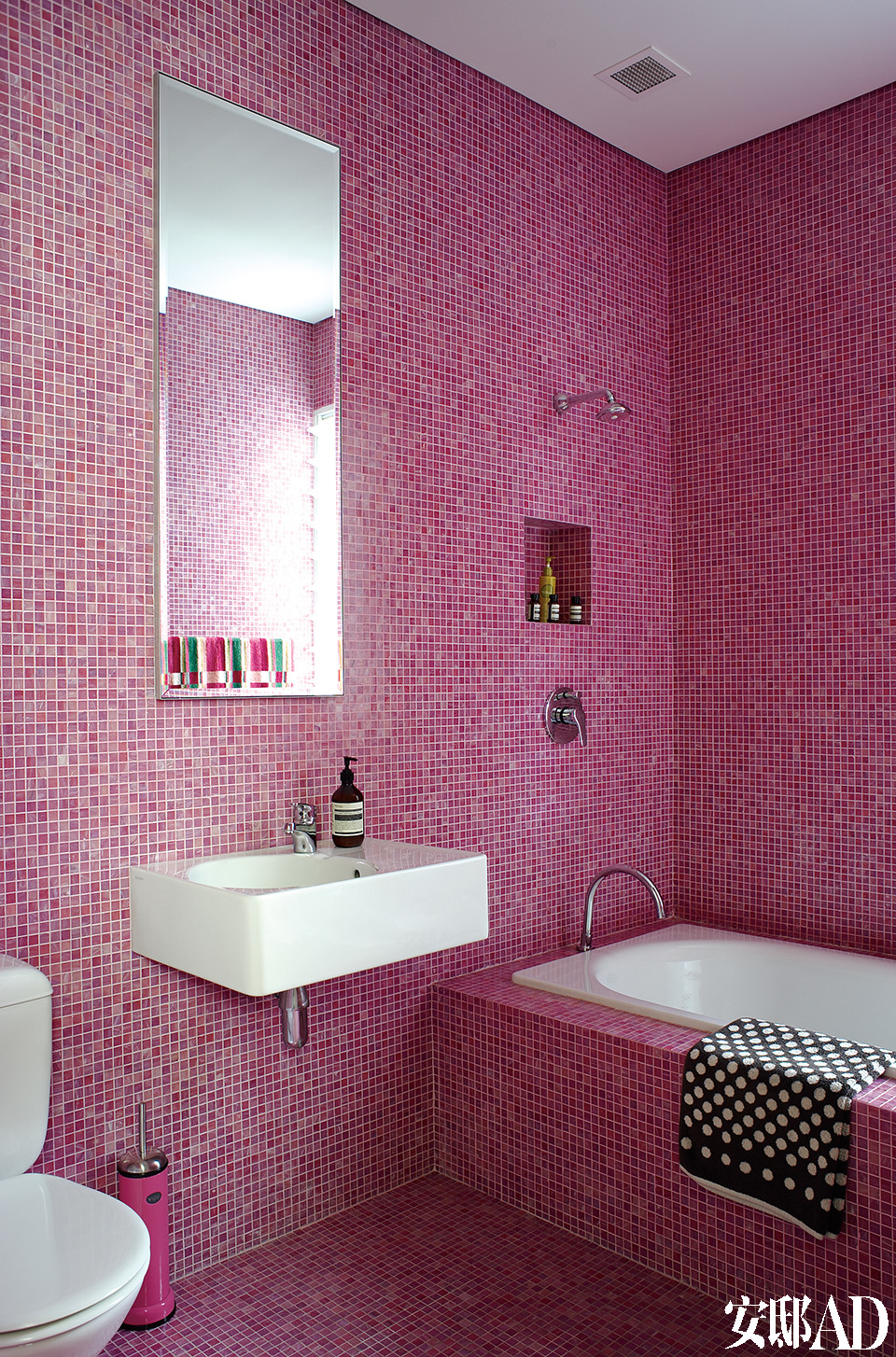 卫生间采用了Scott最热衷的色彩。墙上贴着Bisazza的Smalto马赛克瓷砖，水龙头来自Fantini，浴巾为Kenzo品牌。