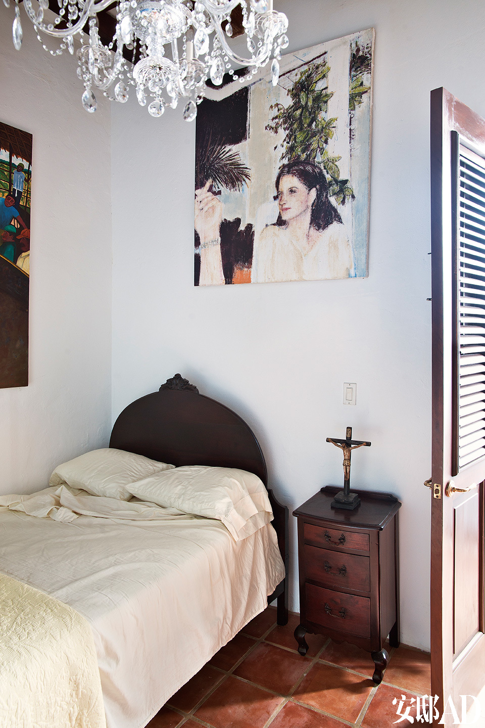 客用卧室内，挂有Enocpérez以Mima Reyes为主角的画作。床和床头柜均为Mima外婆留下的1930年代波多黎各家具。“我不会因为缺少摆放空间而放弃收藏一幅画作或一件雕塑品。”