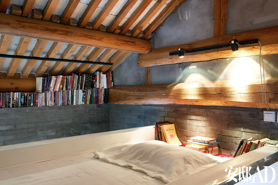 为了拥有更多活动空间，宝姐把床搬到了房梁底下。而屋檐与墙体之间的缝隙用来放书，这可真是一项创举。