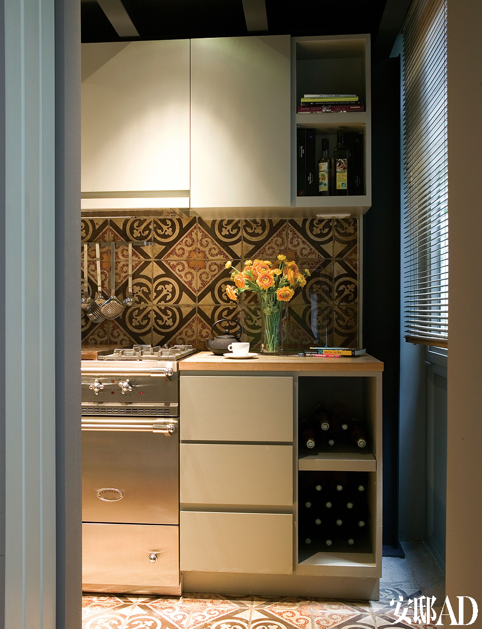 厨房中配置了被称为“计划美食家”的法国Lacanche炉具，墙面和地面都铺装了来自Uzes的普罗旺斯风格XVIeme瓷砖。
