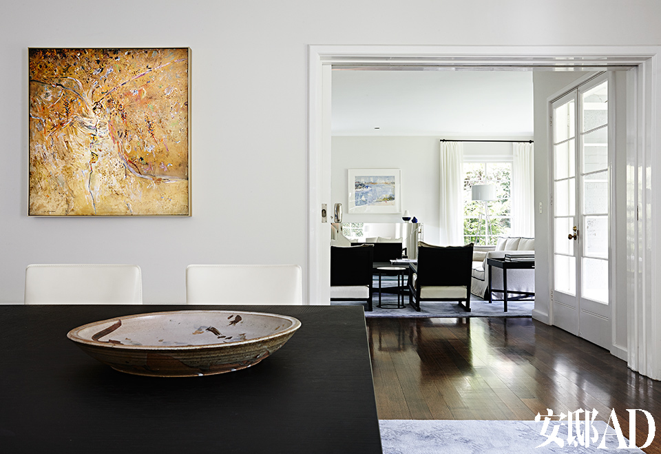 [After] 一扇推拉门可灵活决定正式客厅与餐厅的分合，墙上的油画名为《Kelly’s Creek》，作者是澳大利亚画家Fred Williams，它与餐桌上的粗陶盘有着同样的粗粝质感。