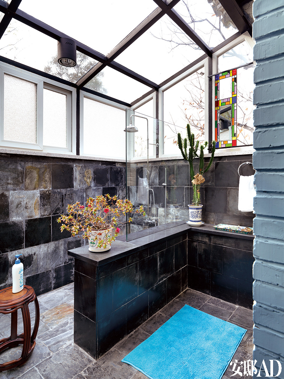 主浴室，天花板为全玻璃结构，让人充分与自然相亲，漂亮的艺术玻璃由萨洋自己设计，在小园玻璃艺术工作室制造。