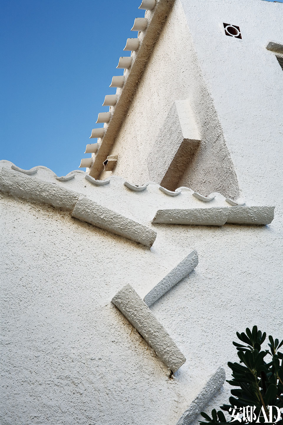 Josep María Claret i Rubira工作深入仔细，诚实庄重，建筑简单朴素，构造和外表、建设细节和最后的装饰，乃至最琐碎的细节，都透露着设计师的鉴赏力。