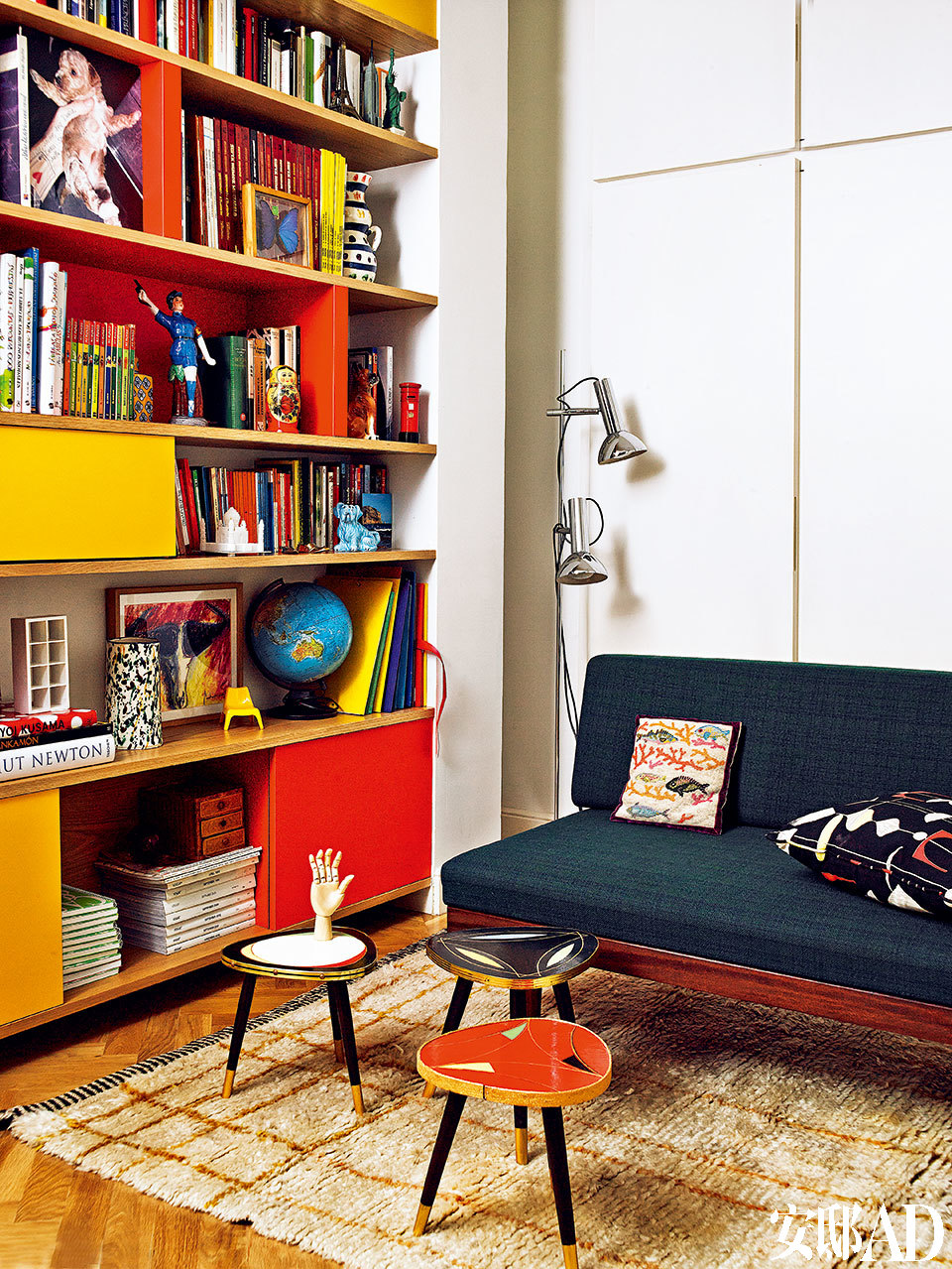 彩色福米加塑料贴面的柜子，灵感来自Charlotte Perriand的设计。上世纪60年代的丹麦沙发购自El Transformista，沙发上的靠垫是Julia Martínez为Petit Point设计的。Jan Kath的地毯上摆着几个来自La Recova的小桌子。