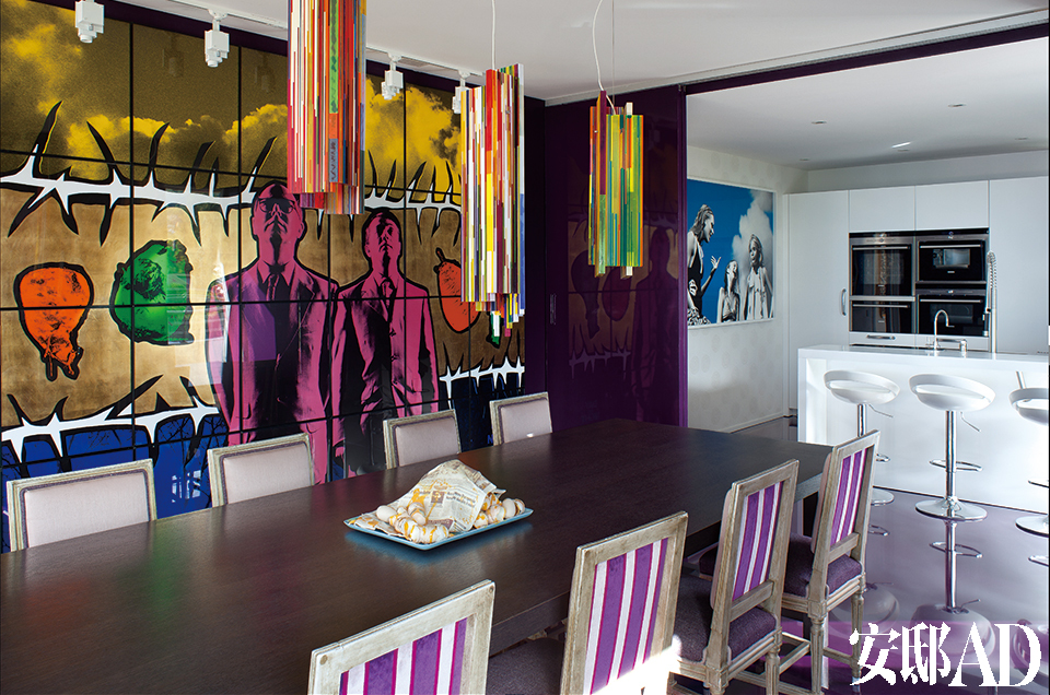 厨房与餐厅相连，右边用于分离厨房与餐厅的淡紫色墙体是用有机玻璃做成的，可滑动。墙体与地面被涂成同样的淡紫色，相呼应地使用同样的树酯。
