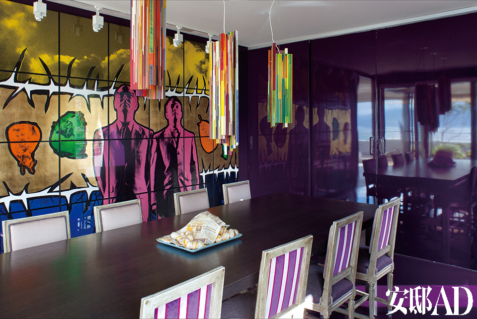 餐厅里，旧式椅子是从一个古董商处购得，年代不详，重新上了漆，并绘制有天鹅绒紫色条纹。桌上有Bertozzi &Cassoni的陶瓷作品。墙面是Gilbert & George1982的画作《日与夜》（Day & Night）。