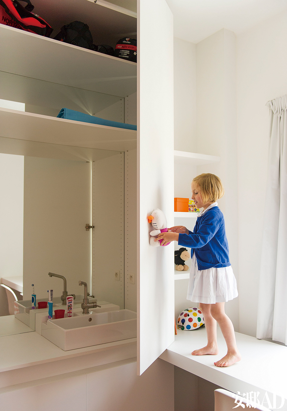 壁龛里是Julia最爱的玩具。水池和镜子都藏在柜子后。