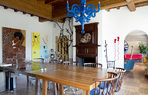 在开放式厨房内，蓝色纸质吊灯是荷兰设计组合Studio Job为Moooi设计的作品。大桌子由Studio Makkink & Bey出品。椅子Nub是西班牙设计师Patricia Urquiola为Andreu World设计的，由Studio Makkink & Bey特别定制为滑轮椅。对面靠墙放着荷兰设计师Sjoerd Vroonland设计的椅子Extension Chair，兼具座椅和衣帽架功能。镜面球体灯具则是英国设计师Tom Dixon的作品。