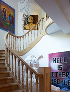 蜿蜒的楼梯恰好用来展示大件艺术收藏，造型古典的楼梯也中和了空间里当代艺术的强大张力。Studio Makkink & Bey在原有楼梯的基础
上做了重新设计。一层的雕塑是比利时艺术家Peter Rogiers的White Trash II ，墙上的画作Hell is Other People 出自英国艺术家Mark Titchner。楼梯上的玻璃吊灯Phonix是荷兰设计师Hans van Bentem的作品。楼梯左边墙上的画作The Fauves 则来自加拿大艺术家Steven Shearer。