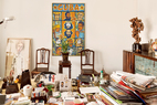 “视觉美感一定是第一位的，不管东方西方、古代当代，任意混搭都可以。”书房里，地上有一幅曾梵志的油画，墙上挂着古巴艺术家Martinez的“古巴”油画，右边桌上有古巴艺术家Mentive的“鸟人”雕塑，中间是一套20世纪30年代老上海红木椅。