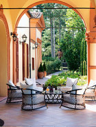 露台上，铁艺的户外家具Farnese系列由Samuele Mazza设计，Visionnaire出品。