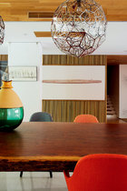 地下一层的正式餐厅中，餐桌上的变形积层花瓶由Pia Wüstenberg设计，墙上的油画《隐秘的目的》是吴笛笛2015年的作品。