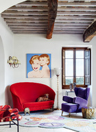  红色沙发来自法国设计师拍档Garouste &Bonetti，紫色扶手椅来自Gio Ponti，玻璃坐灯来自Barovier&Toso。窗边控制台上摆放的玻璃花瓶来自Ettore Sottsass（1917-2007）。左侧墙灯来自法国设计师Jean Royère（1902-1981）。画作来
自安迪·沃霍尔，画上是Suzanne和儿子Marc。
