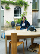 地板为当地的Chiltern石头。而富有原始古朴气息的餐桌和长凳由Stephen设计，并还设计有扶手椅和其他坐具。主人:玛德琳·贝斯伯勒（Madeleine Bessborough）于1958年在英国伦敦创立新艺术中心（New Art Centre），致力于展示新生艺术家及上世纪50年代到60年代颇有名望艺术家的作品。1994年将其搬至维尔特郡（Wiltshire）的Roche Court庄园，2001年创立Roche Court教育信托基金会（Roche Court Educational Trust），目前已有50所英国学校加入。