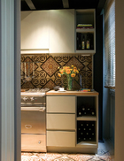 厨房中配置了被称为“计划美食家”的法国Lacanche炉具，墙面和地面都铺装了来自Uzes的普罗旺斯风格XVIeme瓷砖。