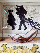 躺椅的线条与细节，与墙 上的画作有着不谋而合的默契。在主卧房里，摇椅“ PS16” 是Franco Albini
20世纪40年代的设计，用栎木结构和纯棉编织制作而成。南非艺术家William Kentridge的画作Porter Series一侧是20世纪50年代的
Stillnovo落地灯。1970年代的“Tapizoo” 系列地毯是意大利建筑师Roberto Gabetti 和 Aimaro
Isola的设计。