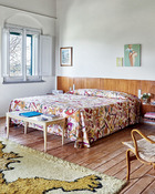 床铺是意大利设计师Gio Pont（i 1891-1979）在1954年为Royal Naples酒店做的设计。床头上方挂着的小画是艺术家Francis Alys于1997-1998年创作的油画作品。
右侧是一张瑞典设计师Bruno
Mathsson（1907-1988）设计的
20世纪50年代扶手椅“Eva“。