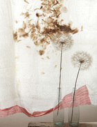 织物的细节：细羊毛窗帘衬着两个可循环吹制的玻璃花瓶，蒲公英花球与窗帘上的图案完美接合。