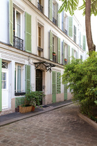 公寓外景，公寓位于巴黎浪漫生活博物馆（Musée de laVie Romantique）附近，一条鹅卵石小路直通门口。