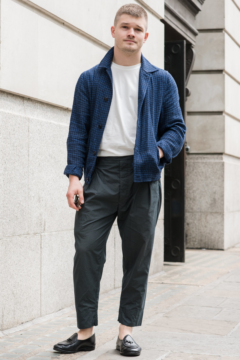 gq男士网 潮流 搭配指南 2016春夏伦敦男装周场外街拍 看条纹裤如何显