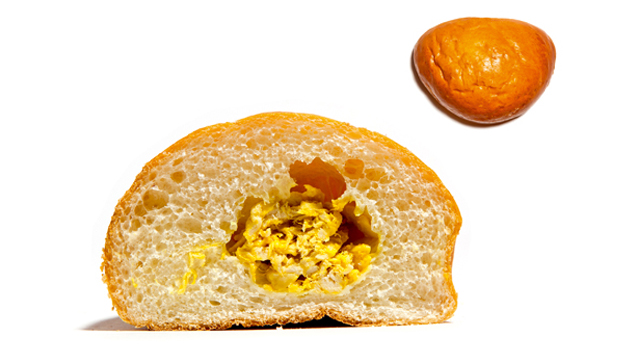 Chicken ball 鸡肉球日本夹馅面包的一种，最受欢迎的应该是咖喱夹馅。